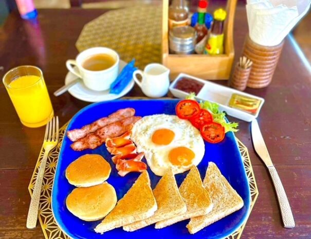 Petit-dejeuner anglo-saxon a 250 THB chez Wirason Résidence, Lamai, Koh Samui