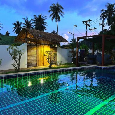 Piscine de nuit au Wirason Résidence a Lamai, Koh Samui.