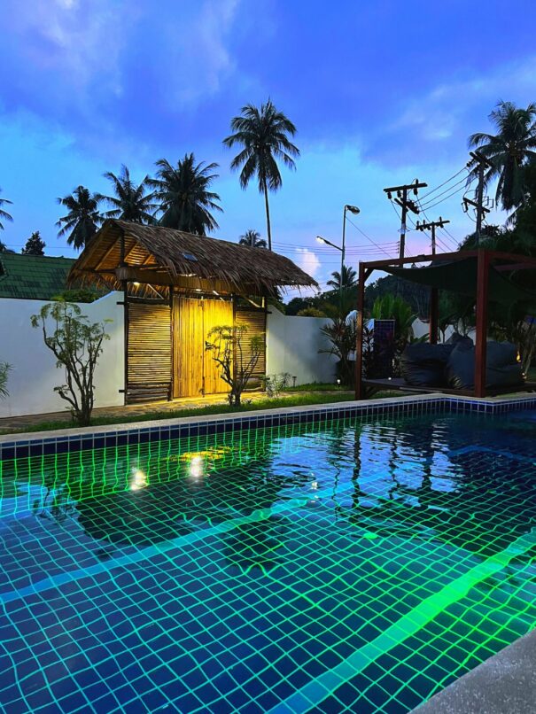 Piscine de nuit au Wirason Résidence a Lamai, Koh Samui.