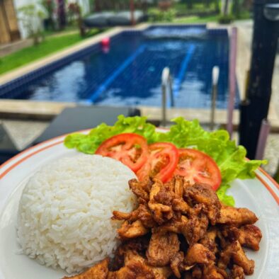 Ka Prao de poulet au restaurant Wirason Résidence, cuisine thaïe et occidentale, KOh Samui, Thaïlande.