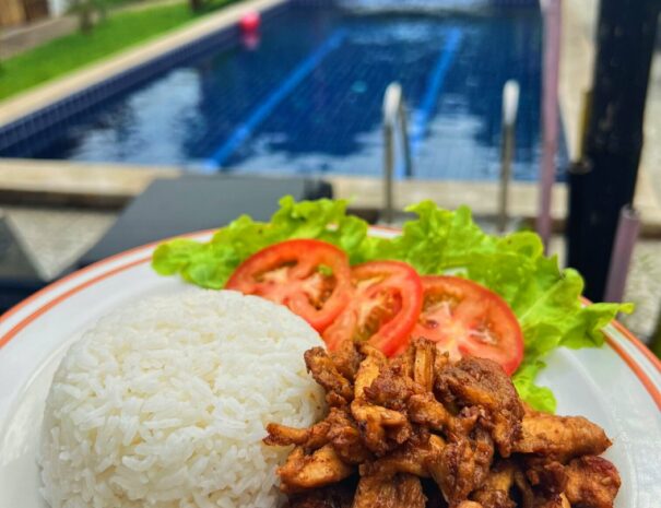 Ka Prao de poulet au restaurant Wirason Résidence, cuisine thaïe et occidentale, KOh Samui, Thaïlande.