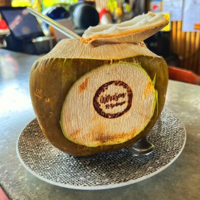 Noix de coco fraîche au bar Wirason Résidence à Lamai, Koh Samui, Thaïlande.