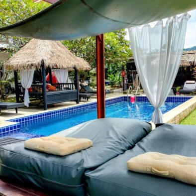 Sala de piscine. Wirason Residence, hôtel 3 étoiles dans la cocoteraie de lamai, Koh Samui. Thaïlande.