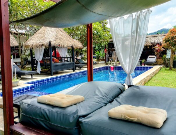 Sala de piscine. Wirason Residence, hôtel 3 étoiles dans la cocoteraie de lamai, Koh Samui. Thaïlande.