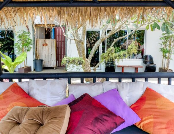 Terrasse, sala et coussins. Sala de piscine. Wirason Residence, hôtel 3 étoiles dans la cocoteraie de lamai, Koh Samui. Thaïlande.