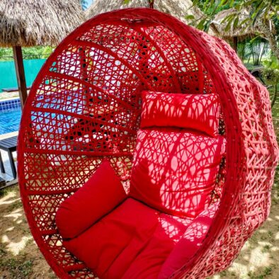 Siège de jardin rouge suspendu chez Wirason Residence, Lamai, Koh Samui.